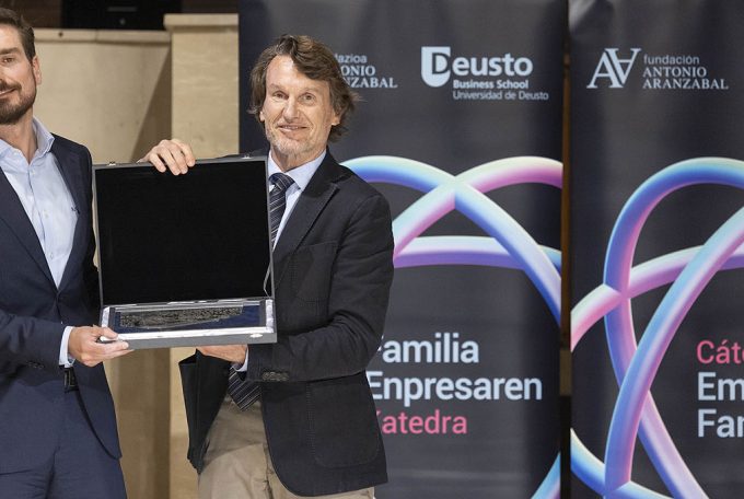 Lea Lascaray recibe el Premio Antonio Aranzabal